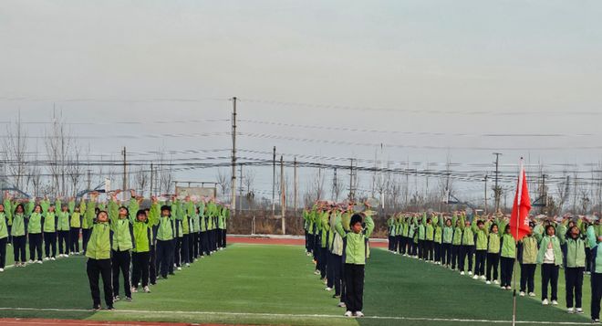 乐共享——洋湖乡中学阳光大课间观摩活动千亿球友会平台登录“绳”彩飞扬“羽”(图3)
