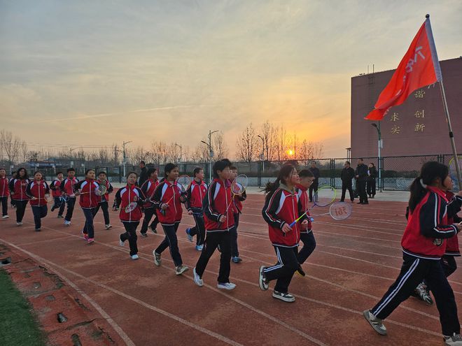 乐共享——洋湖乡中学阳光大课间观摩活动千亿球友会平台登录“绳”彩飞扬“羽”(图4)