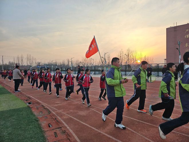 乐共享——洋湖乡中学阳光大课间观摩活动千亿球友会平台登录“绳”彩飞扬“羽”(图2)