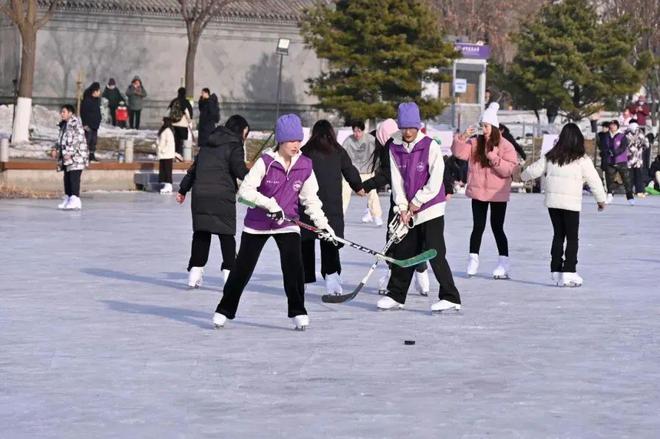 京多所高校专业冰场对外开放qy千亿球友会冰雪头条：北